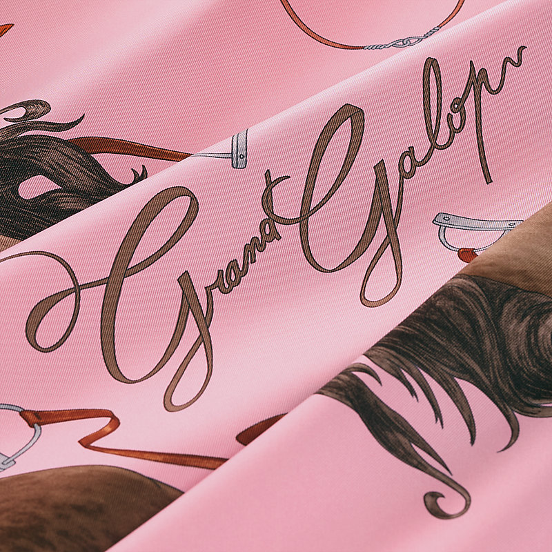 Hermès carries the scarf 90