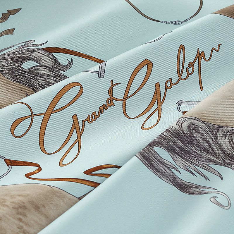 Hermès carries the scarf 90