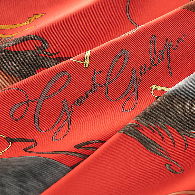 Hermès carries the scarf 90