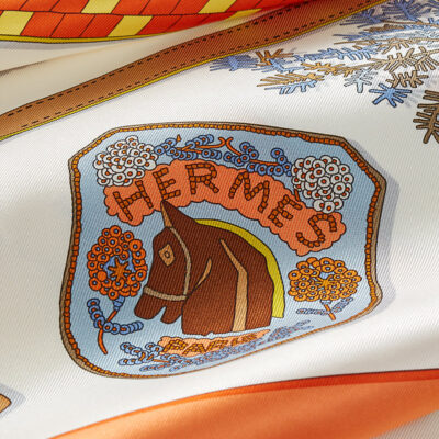 Hermès Elegant Walking Scarf 70