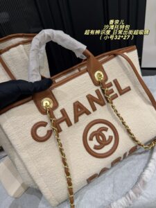 Chanel beach tote bag with beige fabric + brown leather trim and large logo embroidery on the front for extra recognition. Metal chain + leather shoulder strap, handheld shoulder strap are OK, large capacity, can fit computers, documents, cosmetic bags, etc. on a daily basis. Interior