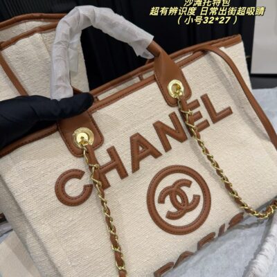 Chanel beach tote bag with beige fabric + brown leather trim and large logo embroidery on the front for extra recognition. Metal chain + leather shoulder strap, handheld shoulder strap are OK, large capacity, can fit computers, documents, cosmetic bags, etc. on a daily basis. Interior