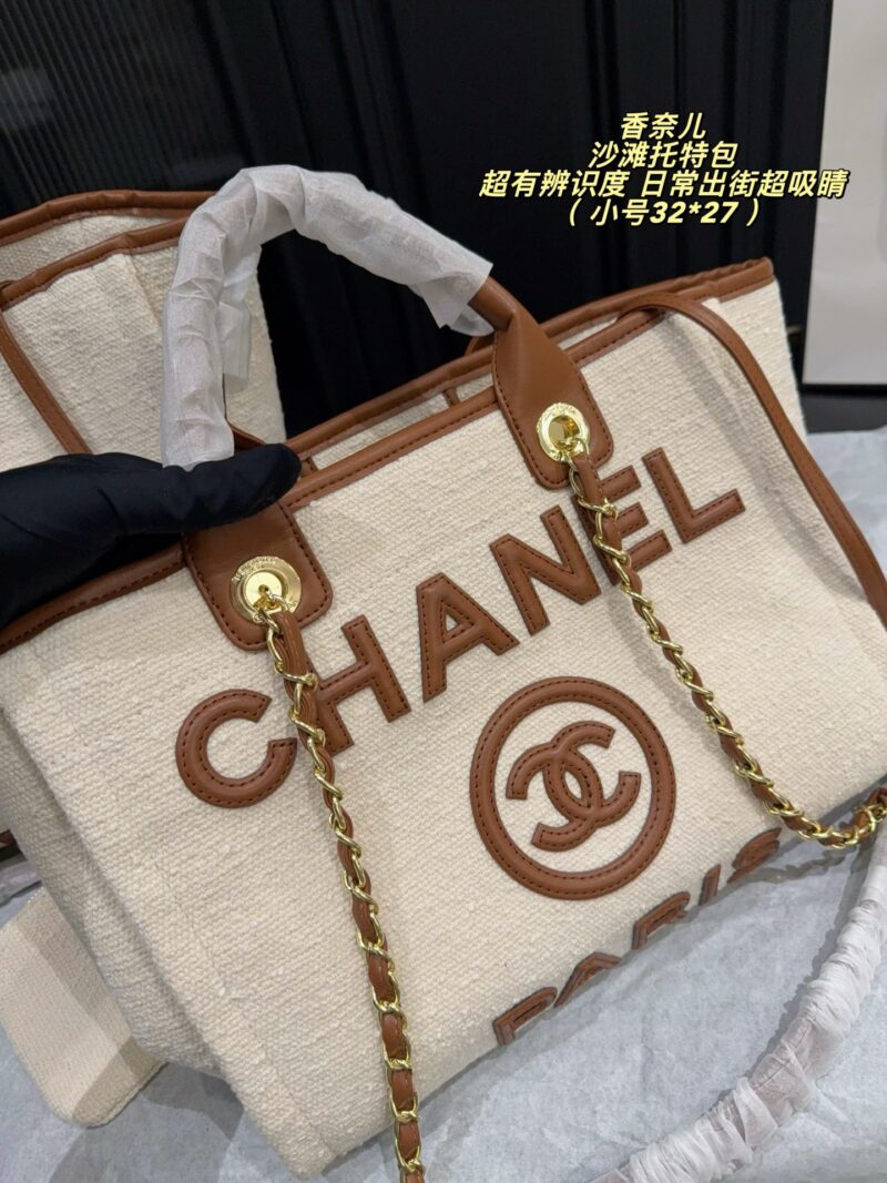 Chanel beach tote bag with beige fabric + brown leather trim and large logo embroidery on the front for extra recognition. Metal chain + leather shoulder strap, handheld shoulder strap are OK, large capacity, can fit computers, documents, cosmetic bags, etc. on a daily basis. Interior