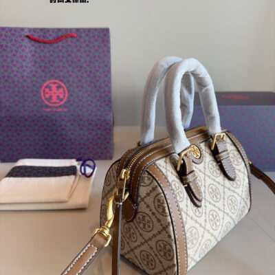 Tb Tory Burch Bowling Bag One of the most exquisite shoulder bags in the world is the Tory Burch. Tory Burch is very popular with young people. Size: 18 * 12 * 13cm