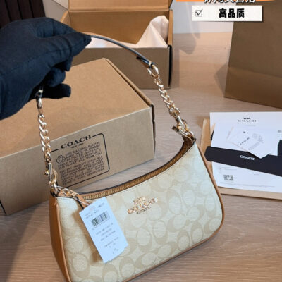 Coach. Underarm pouch