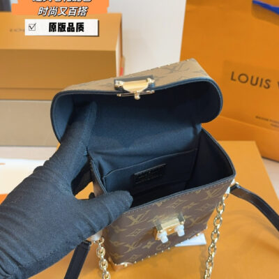 LV box mobile phone bag This Retiro handbag is made of the iconic LV presbyopic fabric