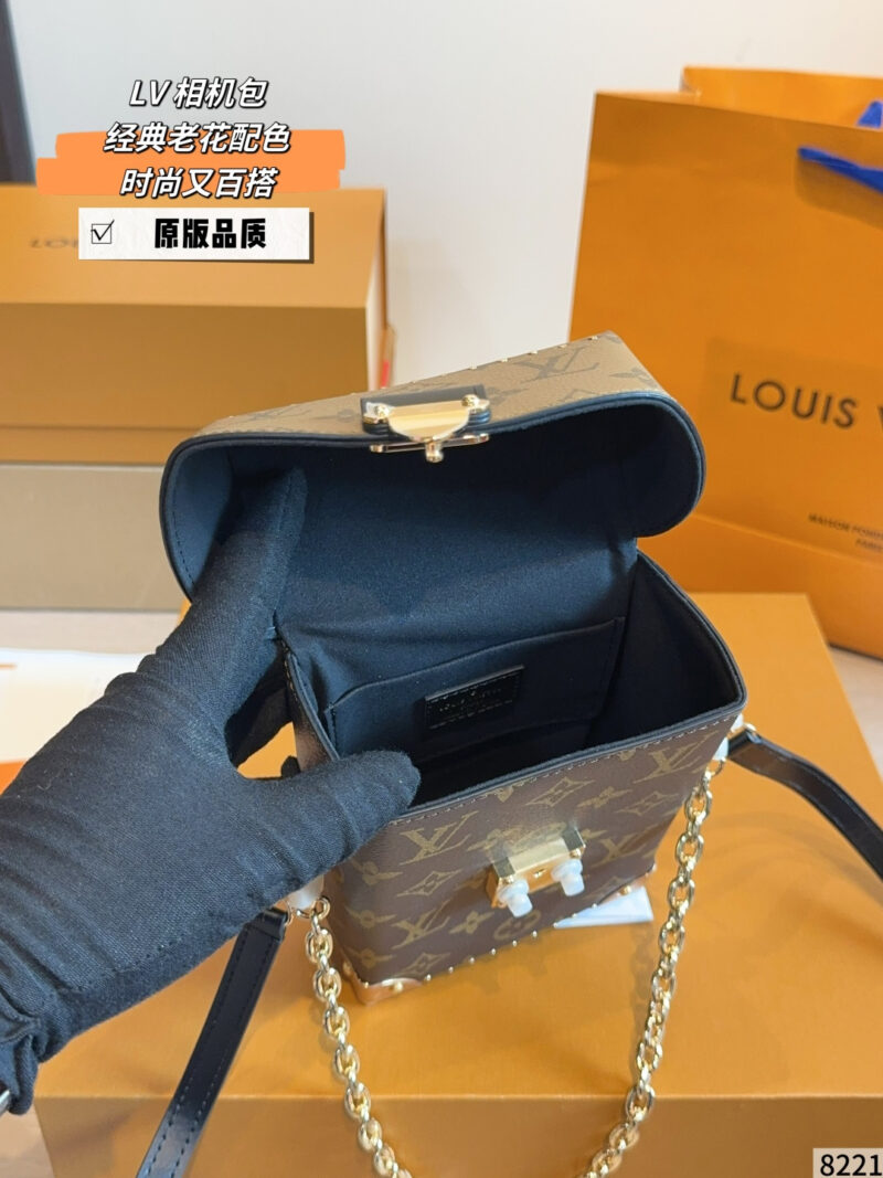 LV box mobile phone bag This Retiro handbag is made of the iconic LV presbyopic fabric