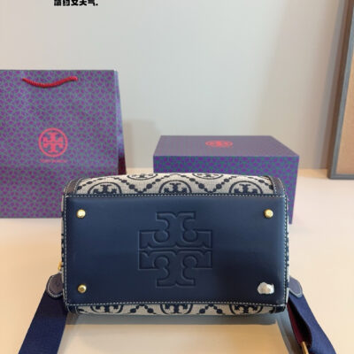 Tb Tory Burch Bowling Bag One of the most exquisite shoulder bags in the world is the Tory Burch. Tory Burch is very popular with young people. Size: 26 * 16 * 19cm