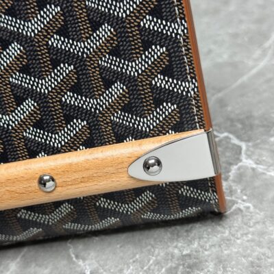 The Monte-Carlo small handbag brings together the essence of the brand's boxmaking craftsmanship in a leathery way, such as wooden strips, right-angled wraps and boxmaking studs, and with the addition of a shoulder strap, it can be carried in two ways: a single shoulder strap and a crossbody.