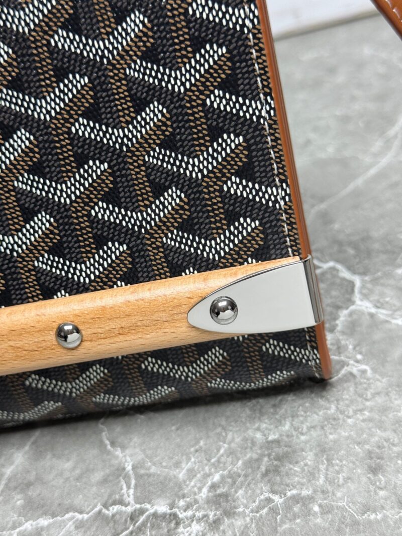 The Monte-Carlo small handbag brings together the essence of the brand's boxmaking craftsmanship in a leathery way, such as wooden strips, right-angled wraps and boxmaking studs, and with the addition of a shoulder strap, it can be carried in two ways: a single shoulder strap and a crossbody.