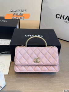 Chanel Chanel handle chain bag, lychee cowhide + classic diamond check, metal chain & pearl handle with super recognition. Double C logo on the front + rhinestone embellishment for a sophisticated feel! Easy to navigate for everyday or formal occasions. Elegantly hand-held, the chain can