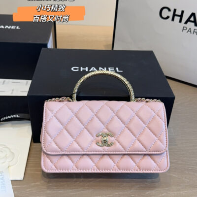 Chanel Chanel handle chain bag, lychee cowhide + classic diamond check, metal chain & pearl handle with super recognition. Double C logo on the front + rhinestone embellishment for a sophisticated feel! Easy to navigate for everyday or formal occasions. Elegantly hand-held, the chain can