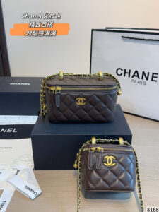 Chanel black gold cosmetic case, classic black lambskin + gold hardware, elegant vintage style. Rhombus stitching + double C logo, super exquisite details! Long box shape, handle + chain shoulder strap, hand-held crossbody are OK, moderate capacity