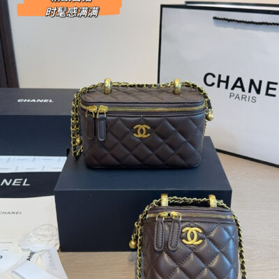 Chanel black gold cosmetic case, classic black lambskin + gold hardware, elegant vintage style. Rhombus stitching + double C logo, super exquisite details! Long box shape, handle + chain shoulder strap, hand-held crossbody are OK, moderate capacity
