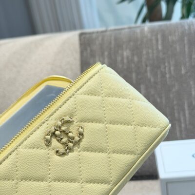 Chanel26s Spring/Summer New Chanel Chain Cosmetic Case Black Gold