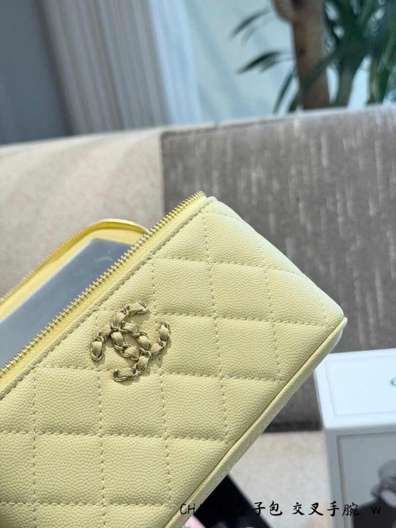 Chanel26s Spring/Summer New Chanel Chain Cosmetic Case Black Gold