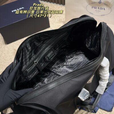 Prada nylon travel bag, classic Vela nylon material, wear-resistant and waterproof, super peace of mind for everyday use! Black keynote + leather stitching + triangular metal logo, perfectly recognizable. Large capacity, short trips, business trips, fitness are OK!