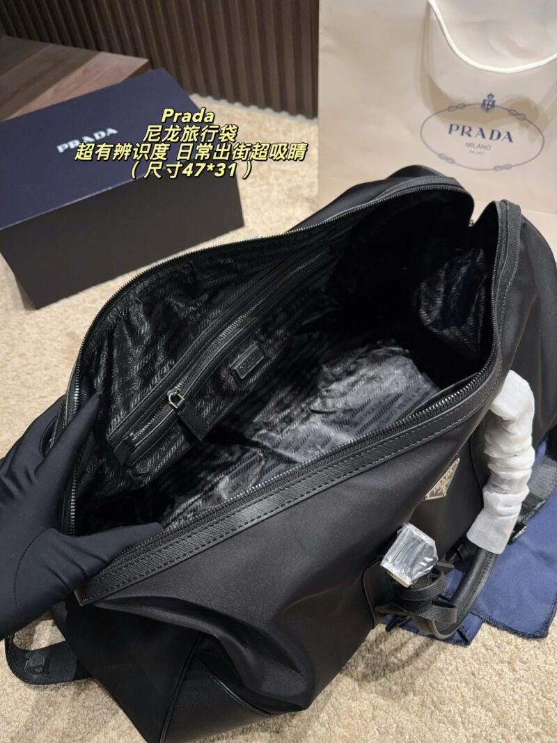 Prada nylon travel bag, classic Vela nylon material, wear-resistant and waterproof, super peace of mind for everyday use! Black keynote + leather stitching + triangular metal logo, perfectly recognizable. Large capacity, short trips, business trips, fitness are OK!