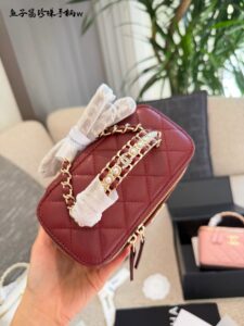 Chanel caviar pearl rhombus handle box bag