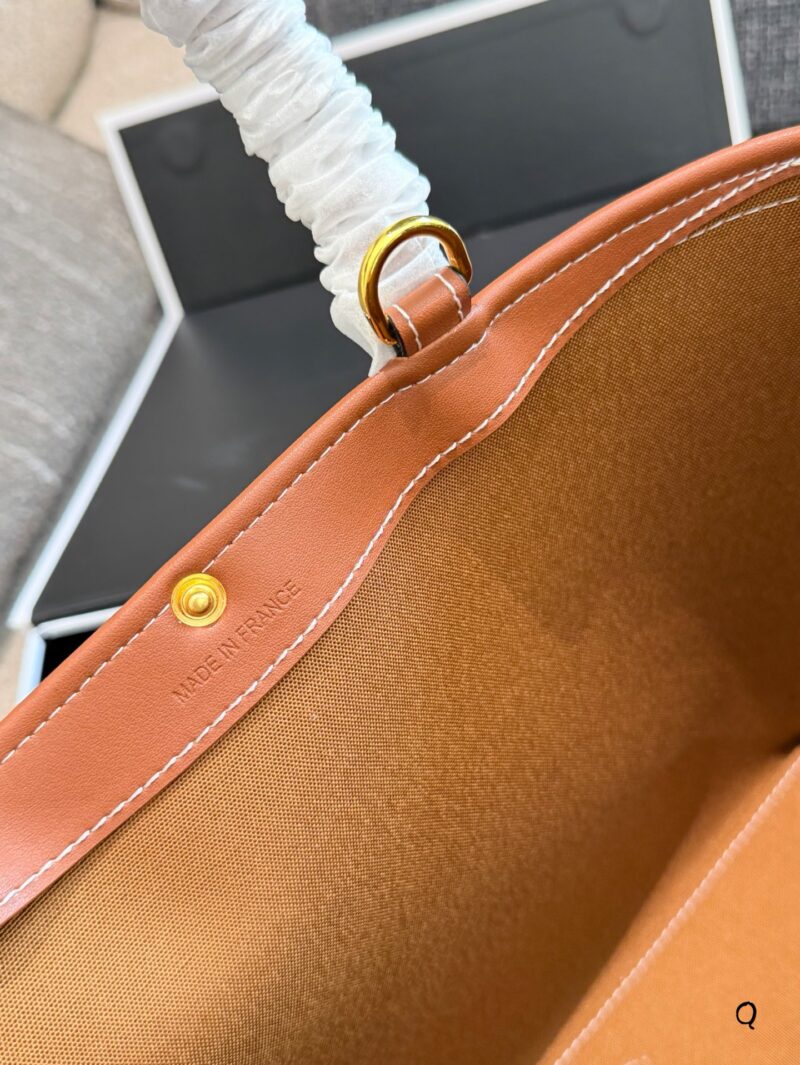 Celine is today a new old fashioned tote bag