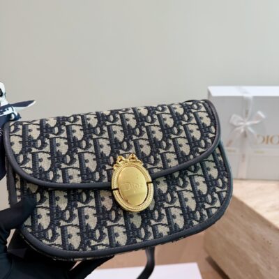 Dior Oblique printed vintage flap bag, low-profile and easy-to-read commute preferred