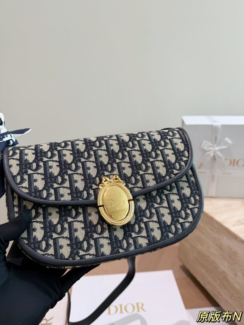 Dior Oblique printed vintage flap bag, low-profile and easy-to-read commute preferred