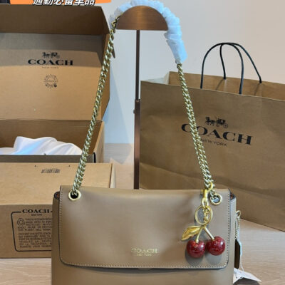Simple and stylish color palette for shoulder bags