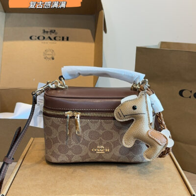 This Coach old flower box bag welds vintage sophistication directly to the body