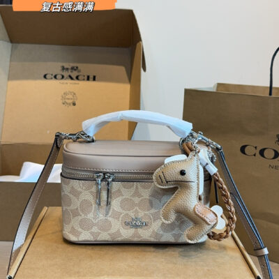 This Coach old flower box bag welds vintage sophistication directly to the body