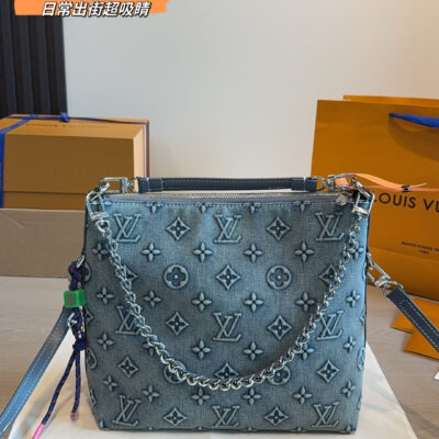 LV denim chain bag in washed denim + iconic Monogram embossed, vintage and chic. The metal chain shoulder strap is adjustable, the shoulder crossbody is OK, and the daily outing is super versatile! Multi-pocket design, full capacity, mobile phone card