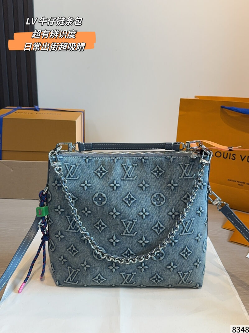 LV denim chain bag in washed denim + iconic Monogram embossed, vintage and chic. The metal chain shoulder strap is adjustable, the shoulder crossbody is OK, and the daily outing is super versatile! Multi-pocket design, full capacity, mobile phone card