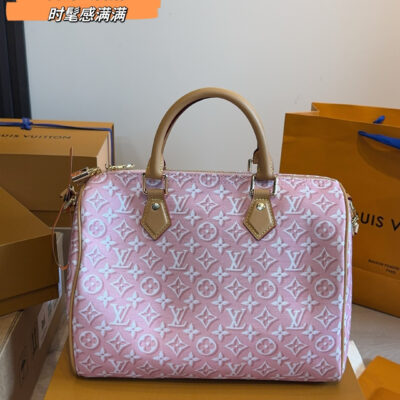Louis Vuitton LV large pillowcase, Monogram canvas with beige leather handle and hardware, pink and white color, fresh and sweet, large capacity, smooth lines, versatile and practical, suitable for commuting, dating, travel, easy to enhance the sophisticated look. Size: 3