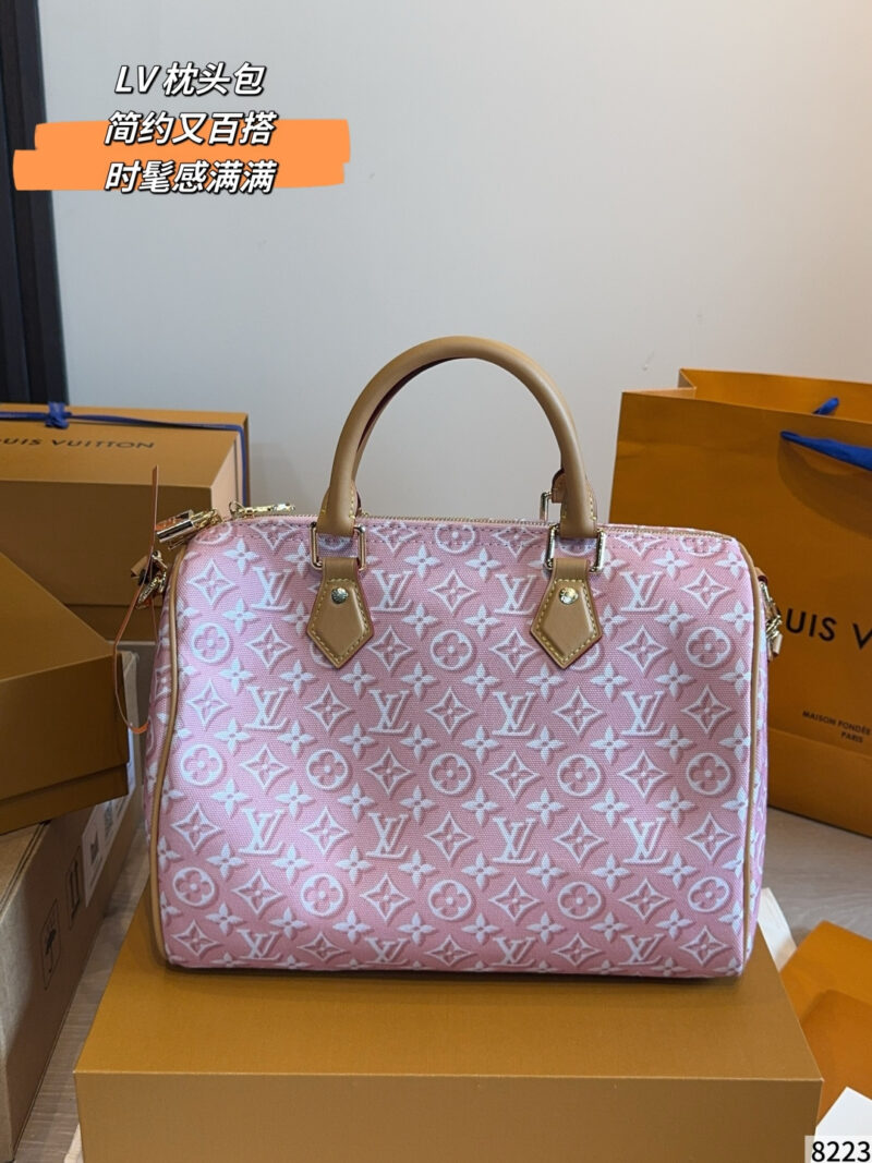 Louis Vuitton LV large pillowcase, Monogram canvas with beige leather handle and hardware, pink and white color, fresh and sweet, large capacity, smooth lines, versatile and practical, suitable for commuting, dating, travel, easy to enhance the sophisticated look. Size: 3