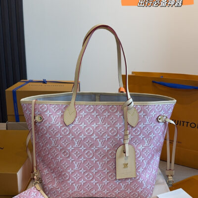 Louis Vuitton LV tote bag, classic Monogram canvas + cream leather trim, gentle and premium! High-capacity design makes commuting or short trips super practical. Double handle + detachable shoulder strap, hand-held messenger can be switched freely, and the interior space is spacious