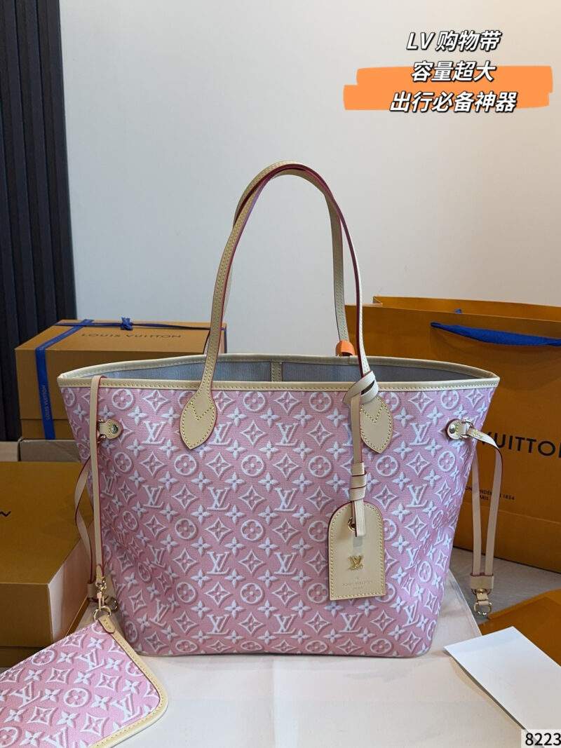 Louis Vuitton LV tote bag, classic Monogram canvas + cream leather trim, gentle and premium! High-capacity design makes commuting or short trips super practical. Double handle + detachable shoulder strap, hand-held messenger can be switched freely, and the interior space is spacious