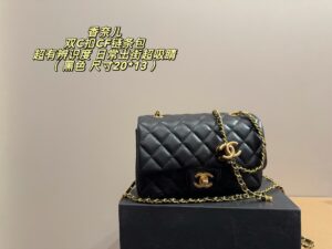 Chanel CF series mini bag, known as "Fatty Square" because of its square outline. The classic color scheme is super recognizable. The double C buckle on the chain is adjustable in length, the shoulder or crossbody is very stylish, and the daily outing is super versatile! Don't look mini, mobile phones, lipsticks can