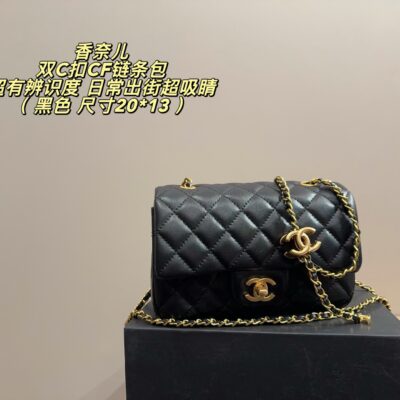 Chanel CF series mini bag, known as "Fatty Square" because of its square outline. The classic color scheme is super recognizable. The double C buckle on the chain is adjustable in length, the shoulder or crossbody is very stylish, and the daily outing is super versatile! Don't look mini, mobile phones, lipsticks can