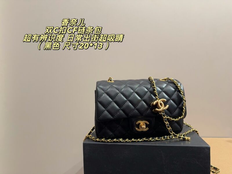 Chanel CF series mini bag, known as "Fatty Square" because of its square outline. The classic color scheme is super recognizable. The double C buckle on the chain is adjustable in length, the shoulder or crossbody is very stylish, and the daily outing is super versatile! Don't look mini, mobile phones, lipsticks can