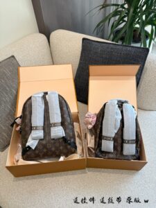 男女問わず使える、Lvブランドの老眼用リュックサック