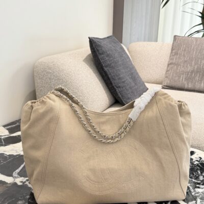 Chanel embroidered tote bag, beige canvas + classic double C embroidery, low-key and recognizable! Metal chain shoulder strap + fold design, fashionable and practical, large capacity, can be easily fitted for commuting, shopping, short trips. Lightweight and durable, versatile