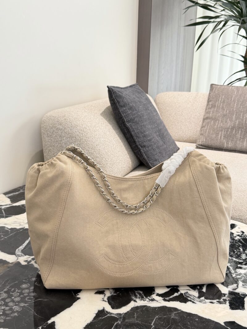Chanel embroidered tote bag, beige canvas + classic double C embroidery, low-key and recognizable! Metal chain shoulder strap + fold design, fashionable and practical, large capacity, can be easily fitted for commuting, shopping, short trips. Lightweight and durable, versatile