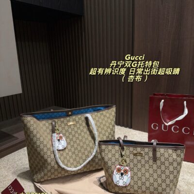 The Gucci Denim Double G Tote is vintage and stylish. Both commuting and leisure are ok! The handle has a white braided cover with perfect details. Double G presbyopia super recognizable, with cartoon pendant super fun, practical and versatile, daily street essentials