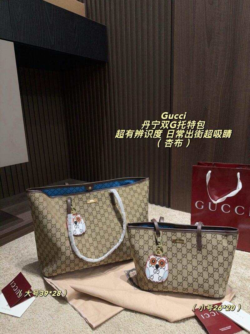 The Gucci Denim Double G Tote is vintage and stylish. Both commuting and leisure are ok! The handle has a white braided cover with perfect details. Double G presbyopia super recognizable, with cartoon pendant super fun, practical and versatile, daily street essentials