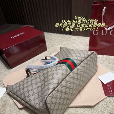 Gucci tote bag, vintage and stylish. Both commuting and leisure are ok! The handle has a white braided cover with perfect details. Double G presbyopia super recognizable, with cartoon pendant super fun, practical and versatile, daily street essentials