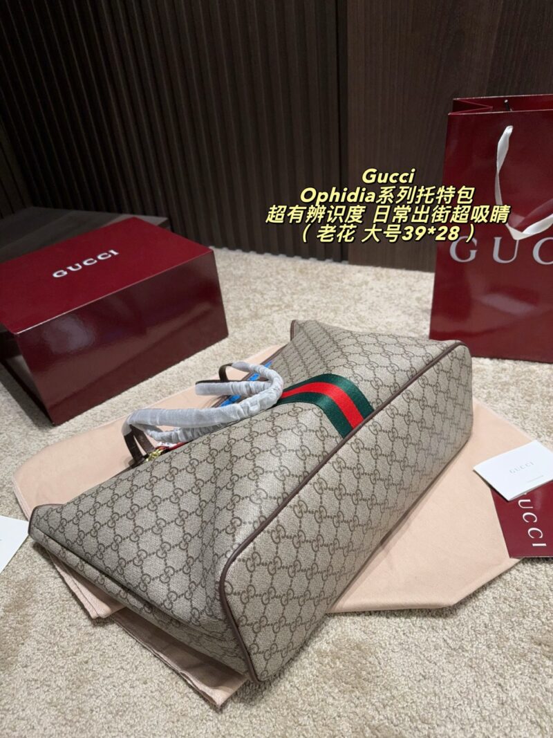 Gucci tote bag, vintage and stylish. Both commuting and leisure are ok! The handle has a white braided cover with perfect details. Double G presbyopia super recognizable, with cartoon pendant super fun, practical and versatile, daily street essentials