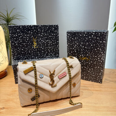 Child Saint Laurent badge explosion shipped College is only very college-style messenger bag, more than a handsome. There was a feeling of domineering, which was very suitable for a girl with a strong aura. Size 25 18 Item No.