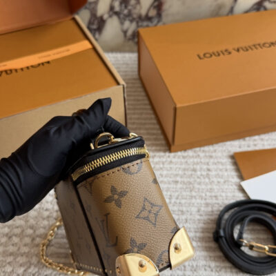 Louis Vuitton LV New Vanity Pouch Trunk Narrow Edition Hard Case Cosmetic Case Concentrates the elements of the brand's century-old classic suitcase into a small carry-on bag, directly stretching the vintage atmosphere