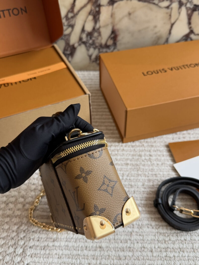Louis Vuitton LV New Vanity Pouch Trunk Narrow Edition Hard Case Cosmetic Case Concentrates the elements of the brand's century-old classic suitcase into a small carry-on bag, directly stretching the vintage atmosphere