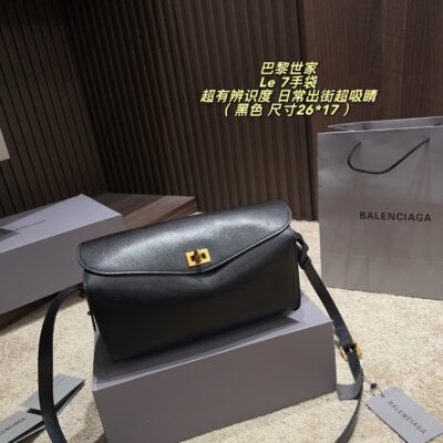 Le 7 handbag, simple and luxurious! The body is soft, the shoulder strap is adjustable, the shoulder/crossbody is OK, and the commute is easy to handle on a daily basis. Moderate capacity, practical and stylish, minimalist style is super suitable for sisters who like low-key texture, easy to match with each