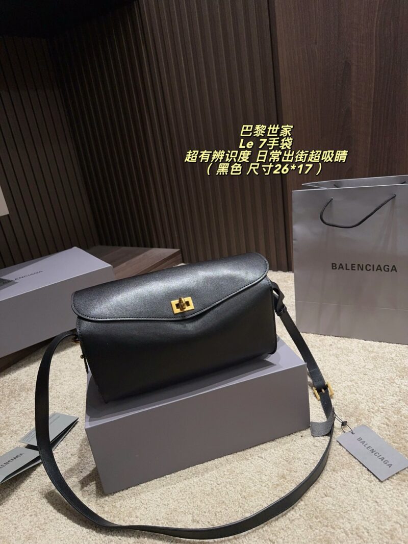 Le 7 handbag, simple and luxurious! The body is soft, the shoulder strap is adjustable, the shoulder/crossbody is OK, and the commute is easy to handle on a daily basis. Moderate capacity, practical and stylish, minimalist style is super suitable for sisters who like low-key texture, easy to match with each